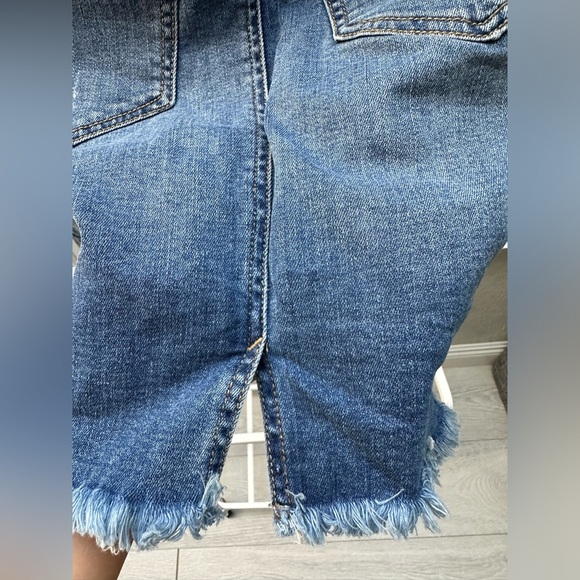 Embroidered jean skirt in size 24 - Picture 5 of 8